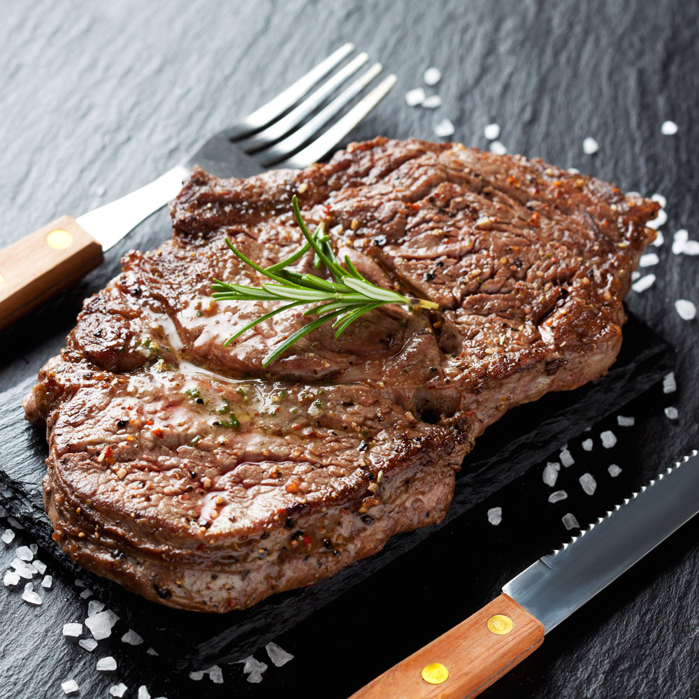 Perfekt gegrillt oder gebraten, entwickelt das Rib-Eye-Steak eine herrliche Kruste und bleibt innen zart und saftig.