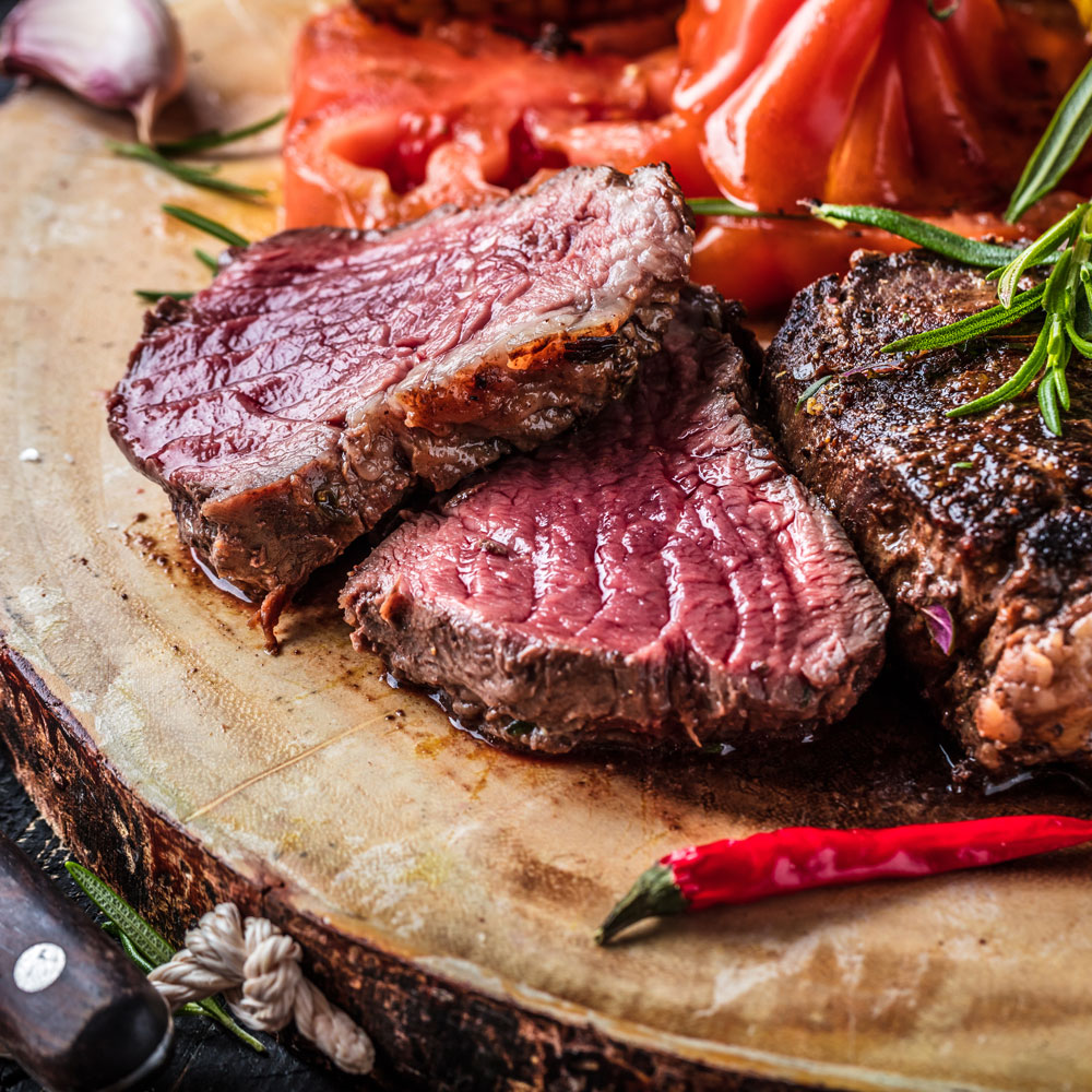Hergestellt aus hochwertigem, nachhaltigem und biologisch angebautem Angus Rindfleisch, bietet unser Steak ein unvergleichliches kulinarisches Erlebnis.