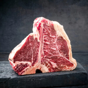 Ein Meisterwerk der Fleischkunst - Das Dry Aged T-Bone Steak vom Bio Angus Rind. Perfekt gereift, butterzart und mit einer beeindruckenden Marmorierung.